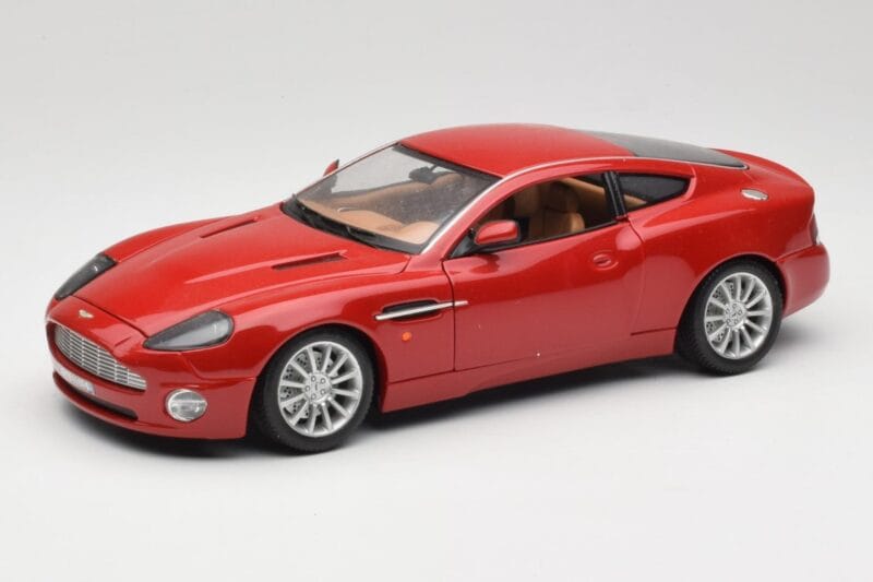 Aston Martin V12 Vanquish Rood Bburago 1:18 34063 Metaal