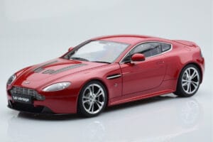 Aston Martin V12 Vantage Rood AUTOart 1:18 70208 Metaal