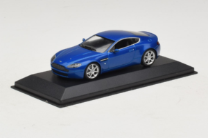 Aston Martin V8 Vantage Blue Metallic Minichamps 1:43 400137422 Metaal — afbeelding 2 van 4