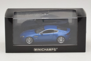 Aston Martin V8 Vantage Blue Metallic Minichamps 1:43 400137422 Metaal — afbeelding 4 van 4