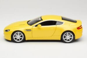 Aston Martin V8 Vantage Geel Hot Wheels 1:18 G7159 Metaal — afbeelding 4 van 8