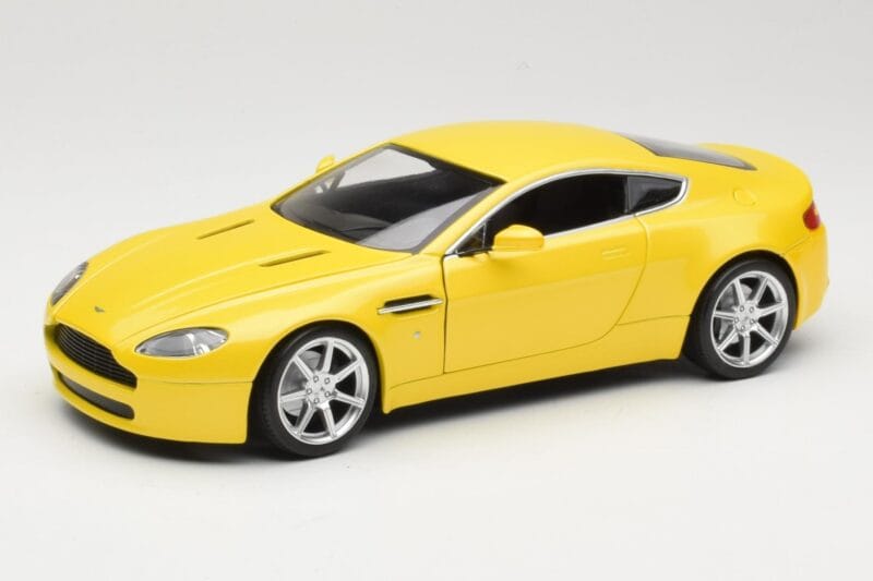Aston Martin V8 Vantage Geel Hot Wheels 1:18 G7159 Metaal