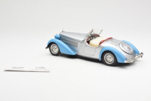 Audi 225 Front Roadster Blauw Zilver CMC 1:18 M-075B Metaal — afbeelding 5 van 6