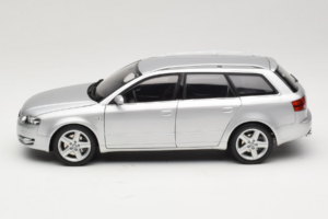 Audi A4 B7 3.2 Quattro Avant Zilver Minichamps 1:18 5010404215 Metaal — afbeelding 4 van 8