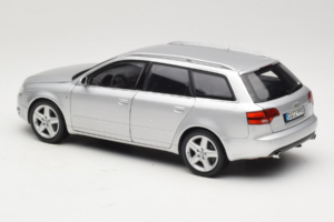 Audi A4 B7 3.2 Quattro Avant Zilver Minichamps 1:18 5010404215 Metaal — afbeelding 7 van 8