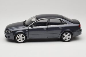 Audi A4 B7 Grijs Metallic Minichamps 1:18 100014400 Metaal — afbeelding 4 van 8