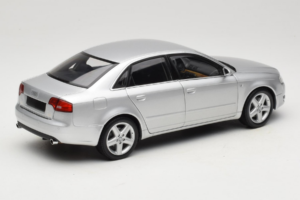 Audi A4 B7 Zilver Minichamps 1:18 100014402 Metaal — afbeelding 3 van 8