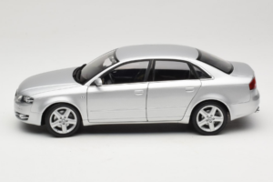 Audi A4 B7 Zilver Minichamps 1:18 100014402 Metaal — afbeelding 4 van 8