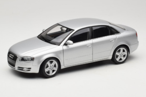 Audi A4 B7 Zilver Minichamps 1:18 100014402 Metaal