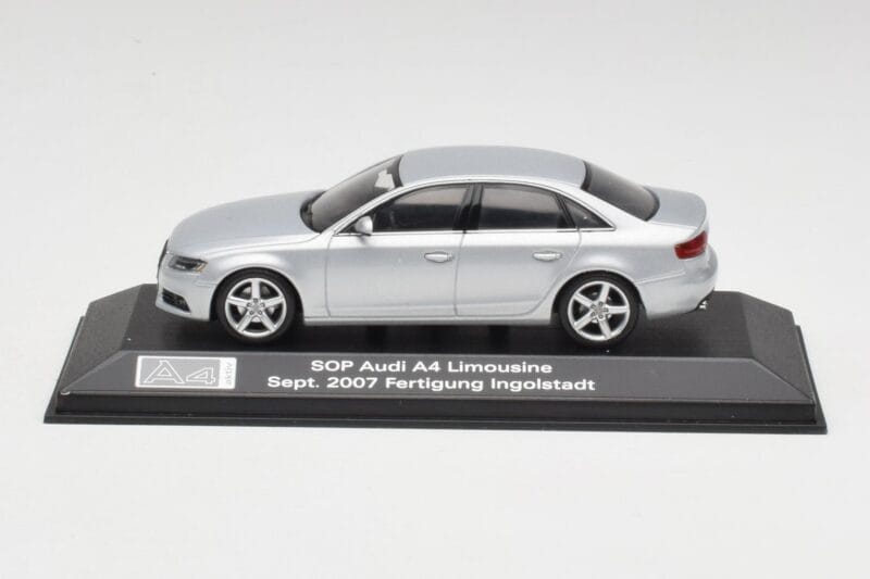 Audi A4 B8 3.2 Quattro Ice Zilver Minichamps 1:43 5010704113 Metaal