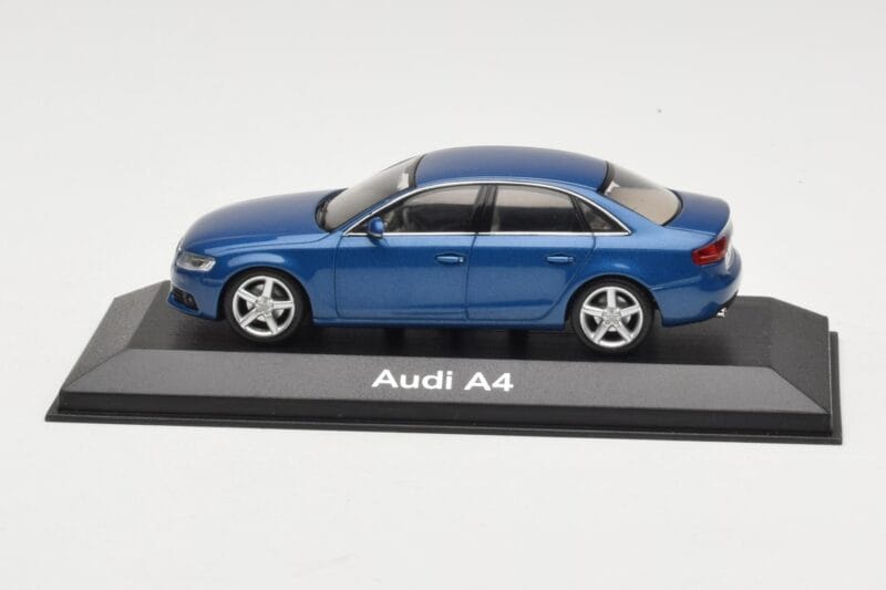 Audi A4 B8 3.2 Quattro Aruba Blue Minichamps 1:43 5010704123 Metaal