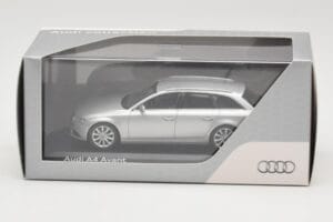 Audi A4 B8 Avant Ice Silver Minichamps 1:43 5011204213 Metaal — afbeelding 4 van 4