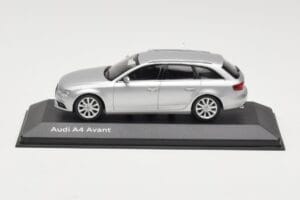 Audi A4 B8 Avant Ice Silver Minichamps 1:43 5011204213 Metaal