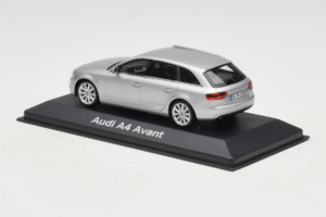 Audi A4 B8 Avant Ice Silver Minichamps 1:43 5011204213-R1 Metaal — afbeelding 3 van 4