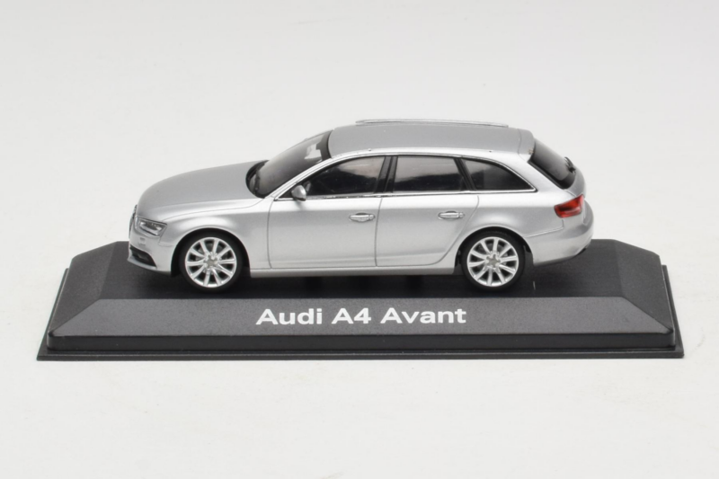Audi A4 B8 Avant Ice Silver Minichamps 1:43 5011204213-R1 Metaal