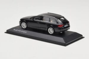 Audi A4 B8 Avant Phantom Black Minichamps 1:43 5011204223 Metaal — afbeelding 3 van 4