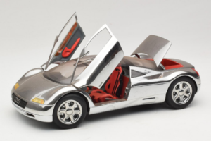 Audi Avus Quattro Chrome Silver Revell 1:18 08913-C1 Metaal — afbeelding 2 van 8