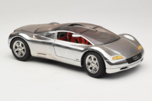 Audi Avus Quattro Chrome Silver Revell 1:18 08913-C1 Metaal — afbeelding 6 van 8