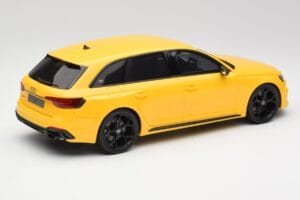 Audi RS4 B9 Avant 25e Jubileum Vegas Geel GT Spirit 1:18 GT935 Hars — afbeelding 2 van 6