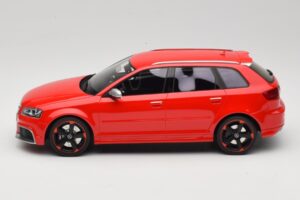 Audi RS3 8P Sportback Rood DNA 1:18 DNA000056 Hars — afbeelding 3 van 6
