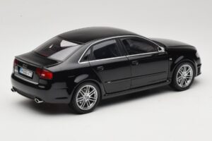 Audi RS4 B7 Sedan Phantom Black Minichamps 1:18 5010509115 Metaal — afbeelding 3 van 8
