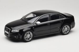 Audi RS4 B7 Sedan Phantom Black Minichamps 1:18 5010509115 Metaal