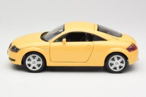Audi TT 8N Geel Revell 1:18 08954-M1 Metaal — afbeelding 4 van 8