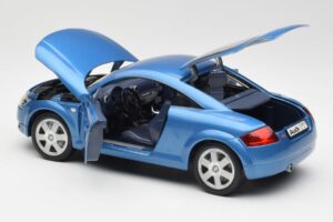 Audi TT 8N Blauw Revell 1:18 8954 Metaal — afbeelding 5 van 8