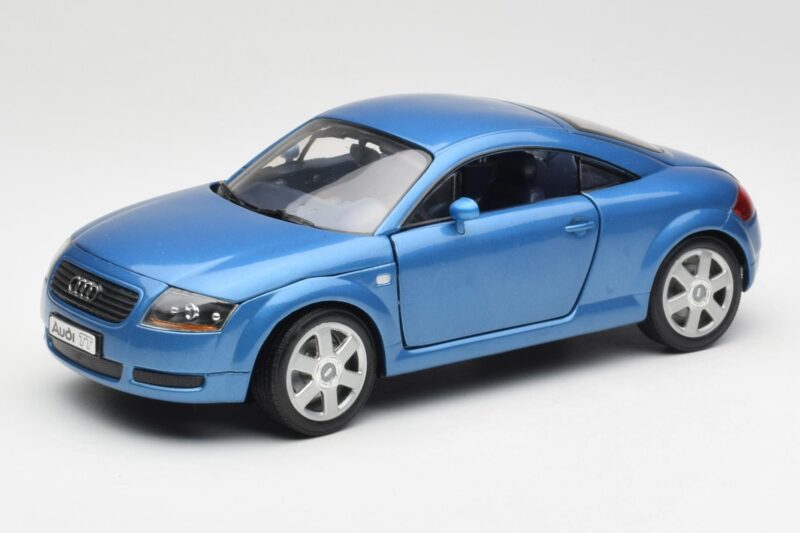 Audi TT 8N Blauw Revell 1:18 8954 Metaal
