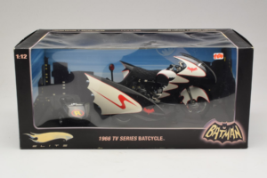 Batcycle & Sidecar Batman TV Series Hot Wheels 1:18 R0006 Metaal — afbeelding 2 van 2