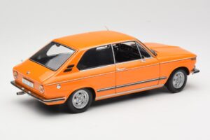 BMW 2000 Tii Touring Oranje Minichamps 1:18 80430145824 Metaal — afbeelding 3 van 8