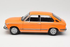 BMW 2000 Tii Touring Oranje Minichamps 1:18 80430145824 Metaal — afbeelding 4 van 8