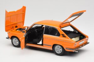 BMW 2000 Tii Touring Oranje Minichamps 1:18 80430145824 Metaal — afbeelding 5 van 8