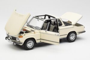 BMW 2002 Baur Cabriolet E10 Chamonix Wit AUTOart 1:18 70532 Metaal — afbeelding 2 van 8
