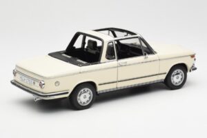 BMW 2002 Baur Cabriolet E10 Chamonix Wit AUTOart 1:18 70532 Metaal — afbeelding 3 van 8