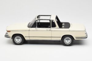 BMW 2002 Baur Cabriolet E10 Chamonix Wit AUTOart 1:18 70532 Metaal — afbeelding 4 van 8