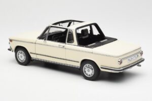 BMW 2002 Baur Cabriolet E10 Chamonix Wit AUTOart 1:18 70532 Metaal — afbeelding 7 van 8