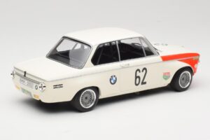 BMW 2002 tiK BMW AG #1 H. Hahne / D. Quester Class Winner Guards International 6 Hours Brands Hatch 1969 Minichamps 1:18 1556 — afbeelding 2 van 6