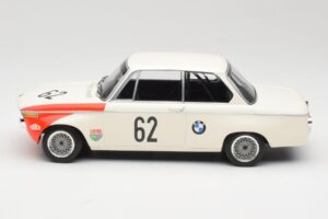 BMW 2002 tiK BMW AG #1 H. Hahne / D. Quester Class Winner Guards International 6 Hours Brands Hatch 1969 Minichamps 1:18 1556 — afbeelding 3 van 6