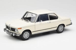 BMW 2002 Wit Kyosho 1:18 08541W Metaal