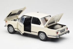 BMW 2002 Wit Kyosho 1:18 08541W Metaal — afbeelding 5 van 8