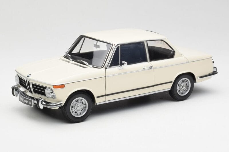 BMW 2002 Wit Kyosho 1:18 08541W Metaal