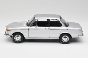 BMW 2002tii Zilver AUTOart 1:18 80430151479 Metaal — afbeelding 4 van 8