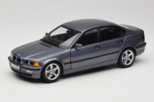 BMW 318i E46 Grey Metallic Dealer Editie UT Models 1:18 80430028459 Metaal