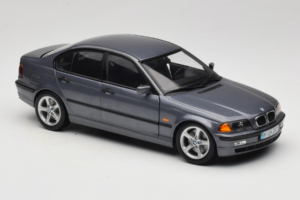 BMW 318i E46 Grey Metallic Dealer Editie UT Models 1:18 80430028459 Metaal — afbeelding 6 van 8