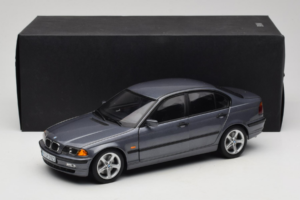 BMW 318i E46 Grey Metallic Dealer Editie UT Models 1:18 80430028459 Metaal — afbeelding 8 van 8