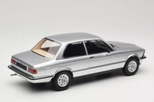 BMW 320 E21 Zilver Minichamps 1:18 107024200 Hars — afbeelding 2 van 6
