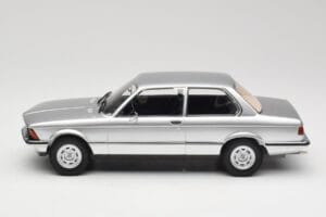 BMW 320 E21 Zilver Minichamps 1:18 107024200 Hars — afbeelding 3 van 6