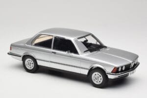 BMW 320 E21 Zilver Minichamps 1:18 107024200 Hars — afbeelding 4 van 6