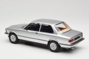 BMW 320 E21 Zilver Minichamps 1:18 107024200 Hars — afbeelding 5 van 6